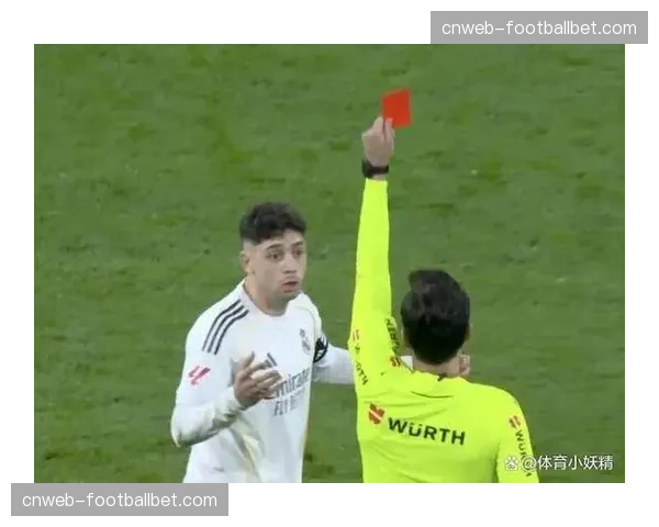关键判罚:主裁经VAR提示回看后,向马竞球员出示红牌 关键判罚:主裁经VAR提示回看后,向马竞球员出示红牌